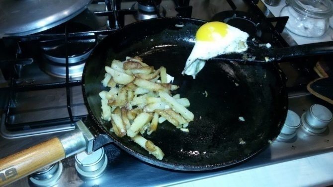 Пожарить картошку на сковороде