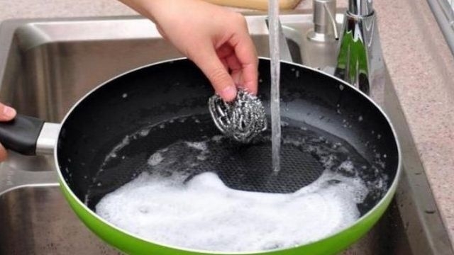 Пригорает сковорода: что делать если пристало к чугунной, алюминиевой, керамической, что сделать чтобы не пригорала, как восстановить покрытие растительным маслом, горячей водой