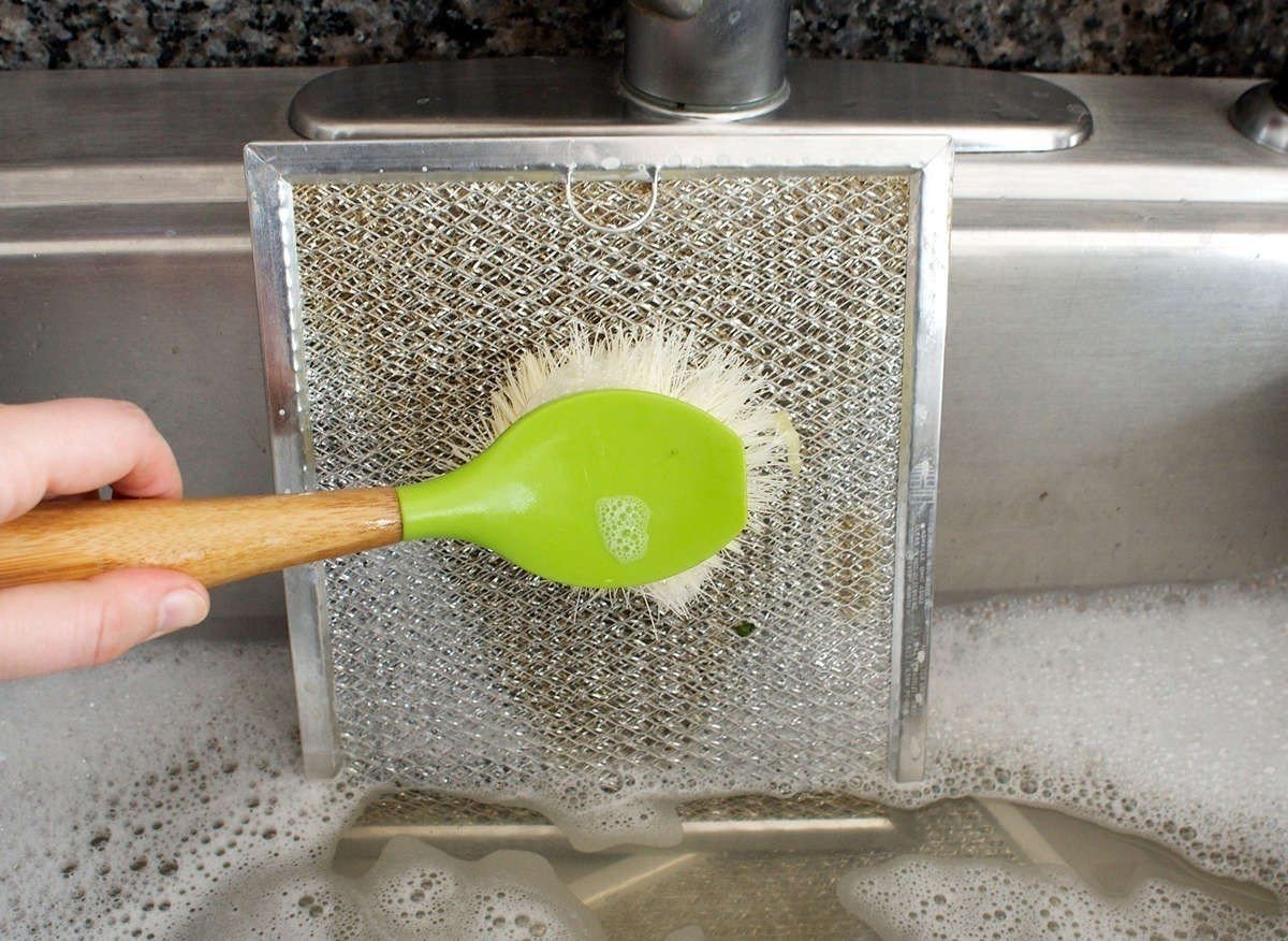 Отмыть вентиляционную решетку на кухне от жира