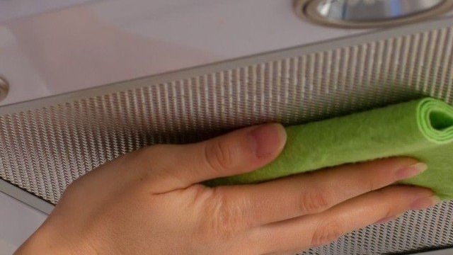 Как почистить вытяжку на кухне в домашних условиях?