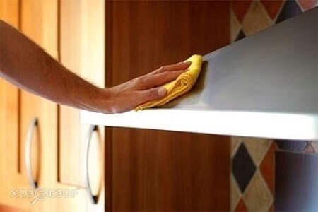 Очистить кухонные шкафчики от жирного налета