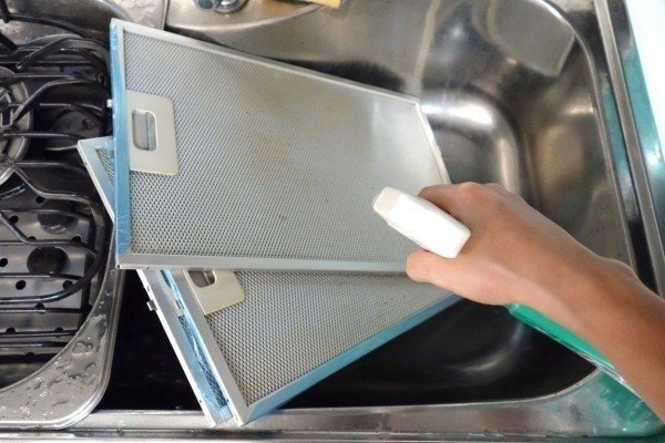 Помыть сетку от вытяжки в посудомоечной машине