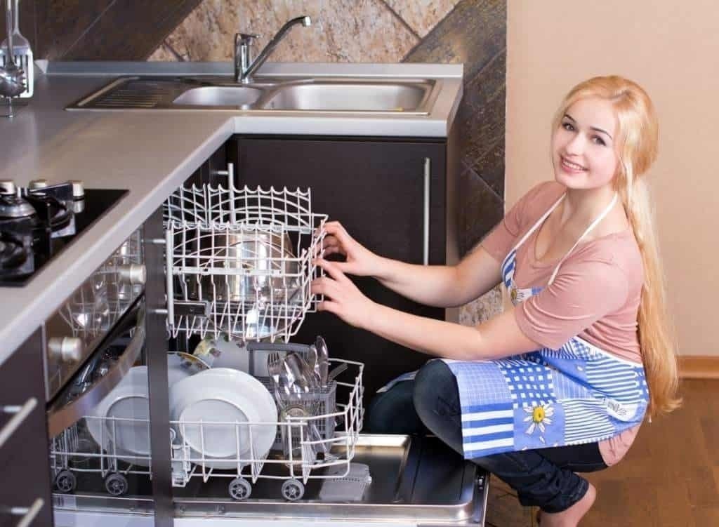Девушка около посудомоечной машины