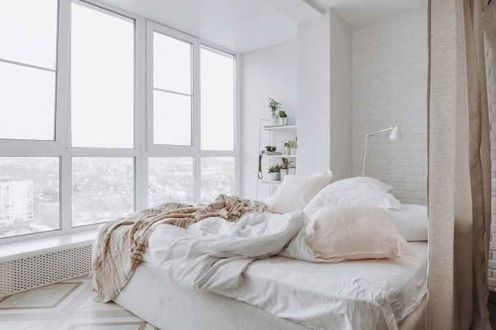 Панорамное окно в спальне