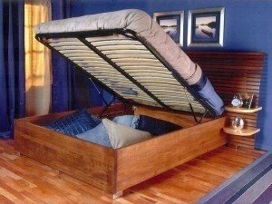 Кровать двуспальная деревянная с подъемным механизмом
