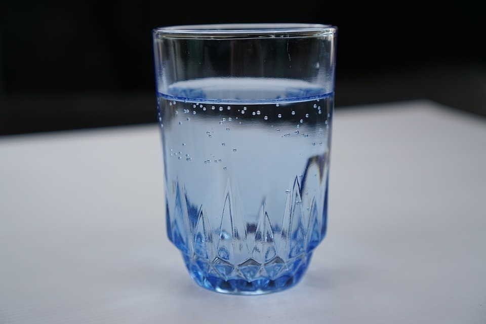 Стакан с водой на столе