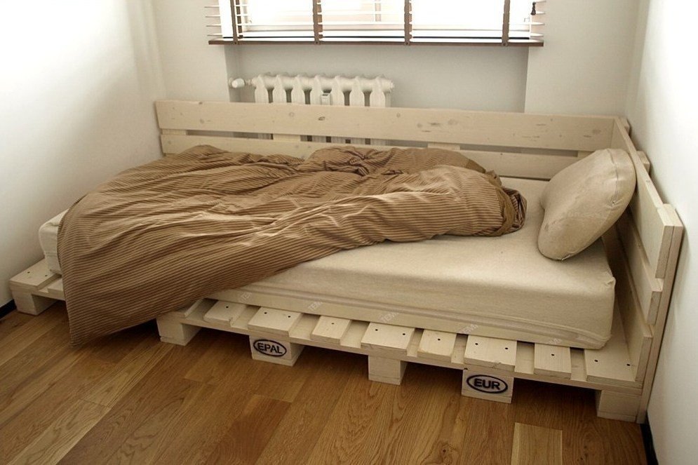 Кровать из поддонов в стиле лофт своими руками