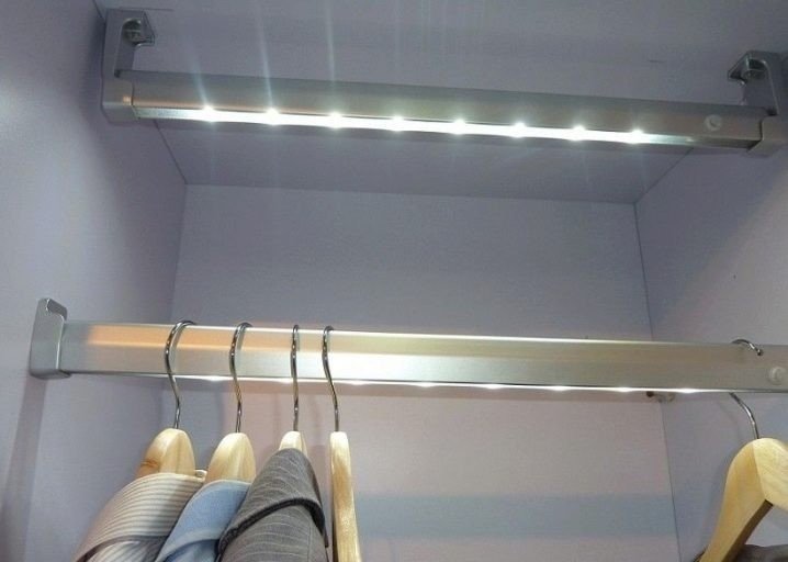 Штанги с подсветкой для вешалок в шкаф