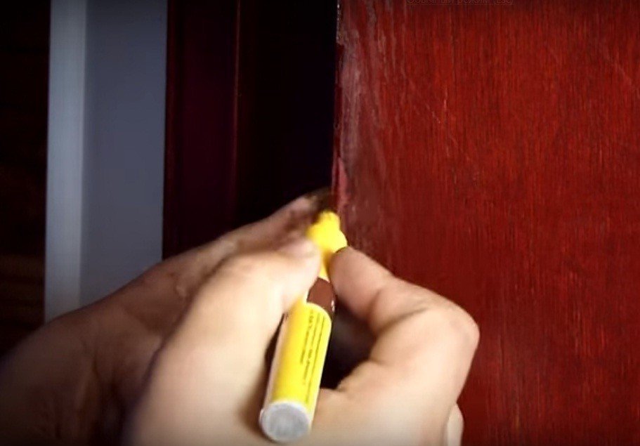 Цветной карандаш для закраски царапин на мебели