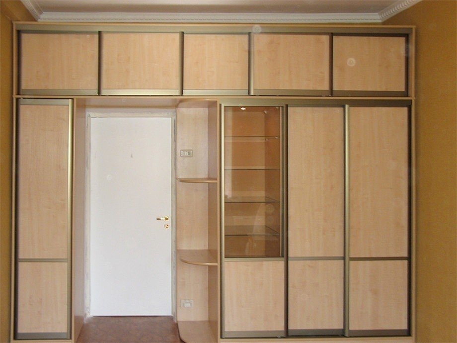 Встроенный шкаф с антресолью над дверью