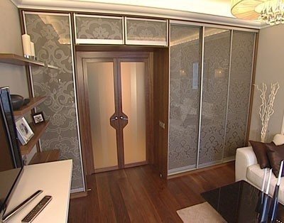 Встроенный шкаф с дверным проемом в гостиной