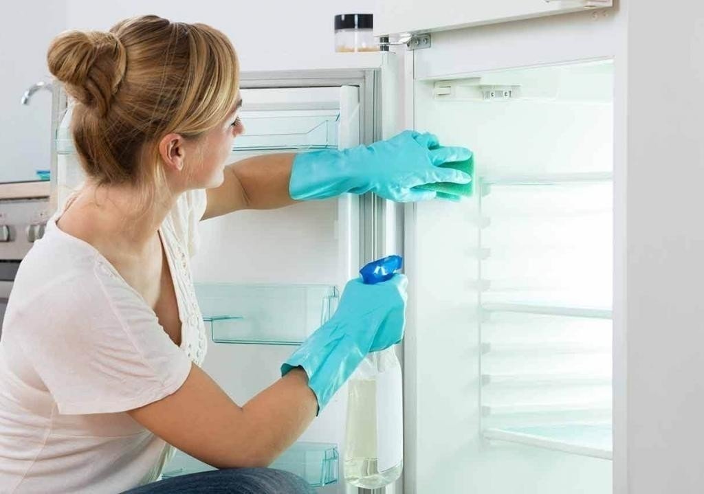Освободить холодильник для уборки
