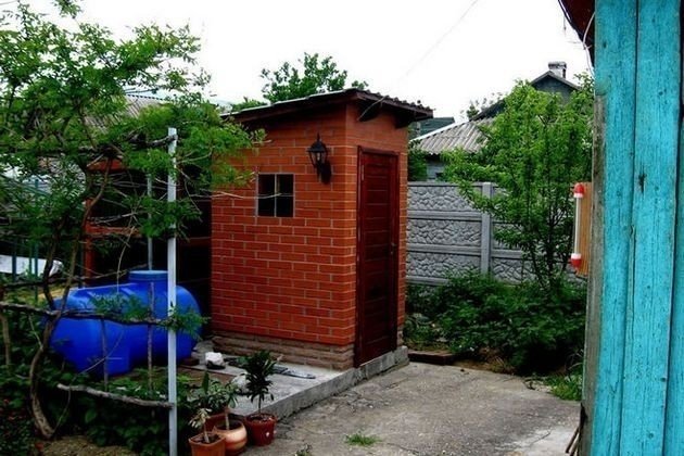 Кирпичный туалет с душем на даче