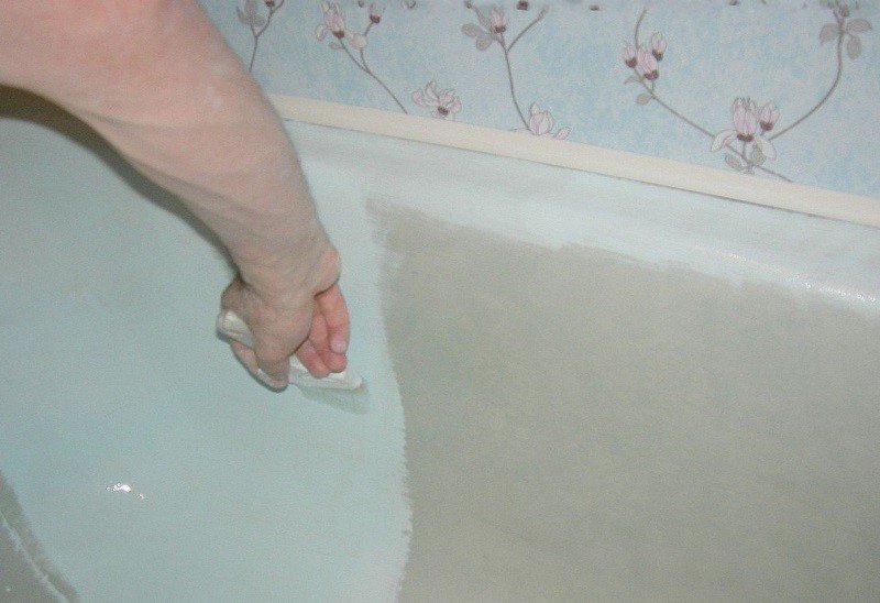 Этап нанесения эмали на ванну