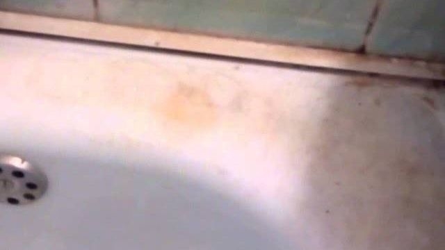 Чем мыть кафельную плитку в ванной, на полу без разводов, чтобы блестела