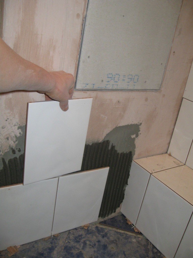 Укладка первого ряда плитки в ванной