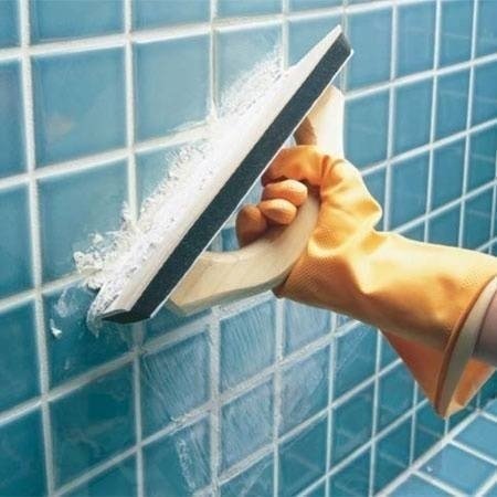 Инструмент для затирки швов плитки в ванной