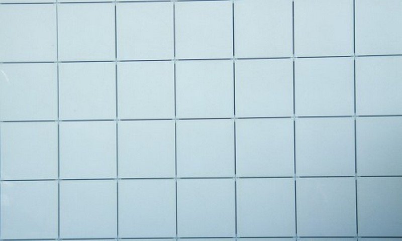 Белая плитка с голубой затиркой