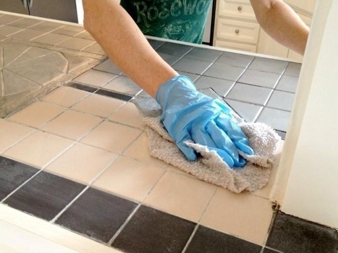 Покрасить плитку на полу в ванной