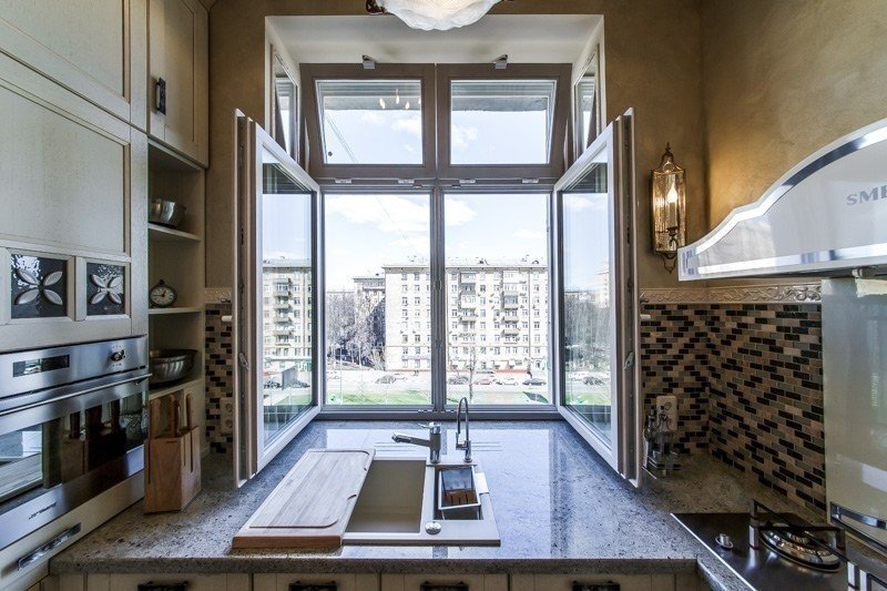 Дизайн узкой кухни с одним панорамным окном