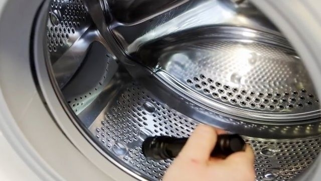 Как вытащить из стиральной машины мелкие предметы, попавшие за барабан