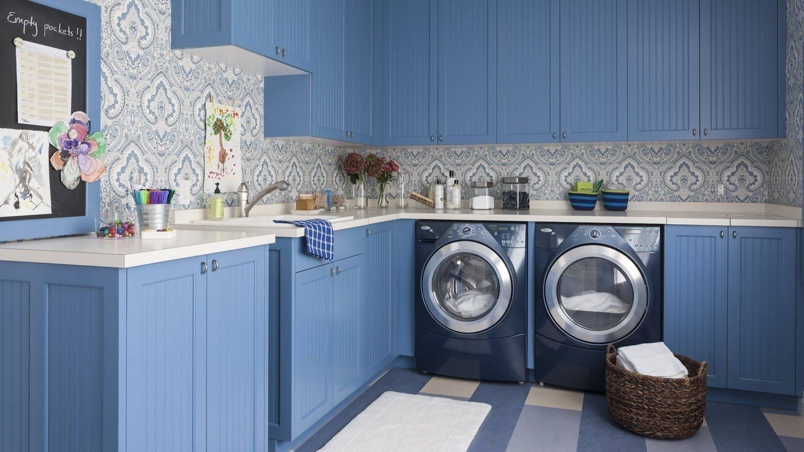 Кухня голубая со стиральной машиной