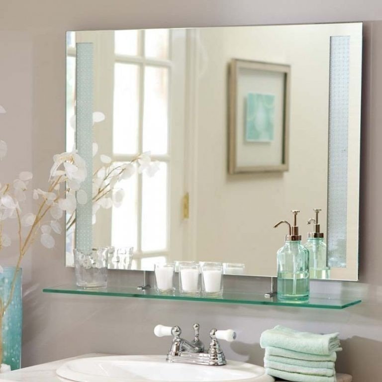 Зеркало в ванную со стеклянными полками