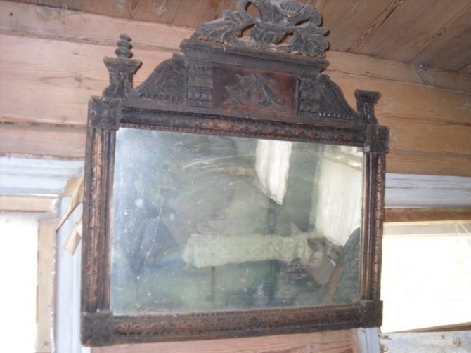 Большое старинное резное зеркало