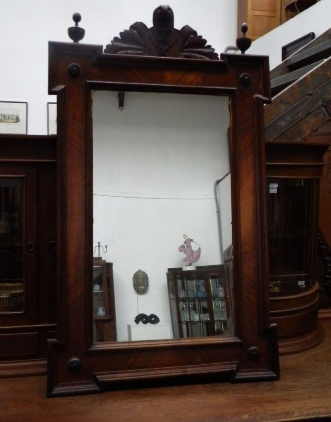Старинное зеркало в деревянной раме