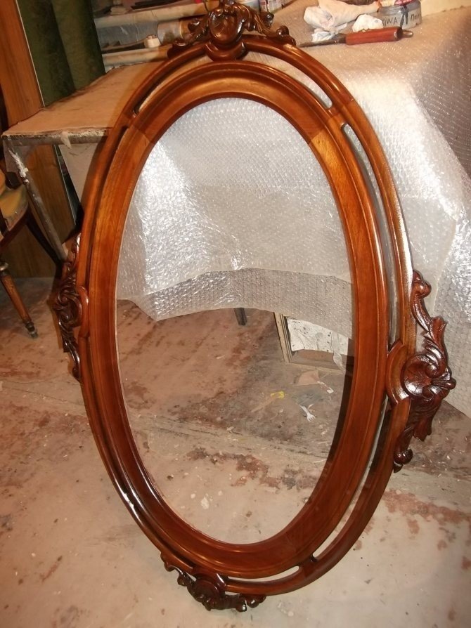 Зеркало овальное в деревянной раме антикварное