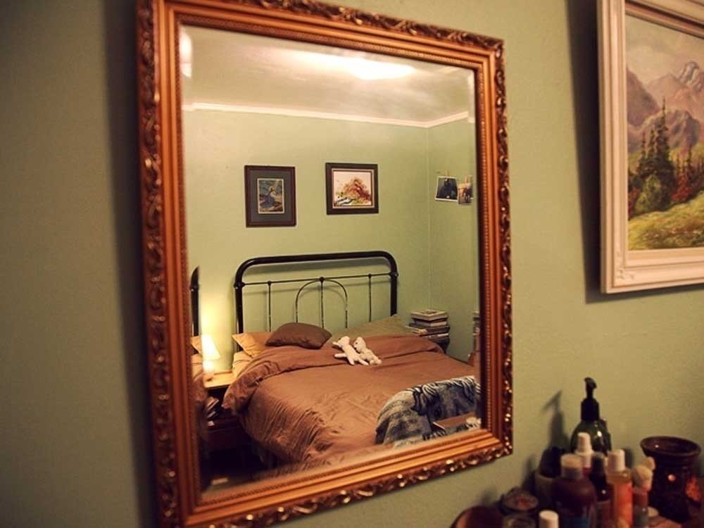 Что будет если спать напротив зеркала