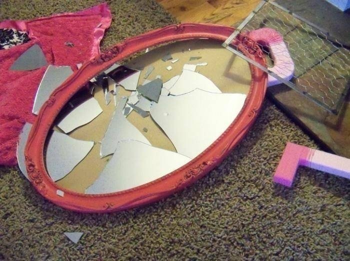 Разбитое зеркало на полу